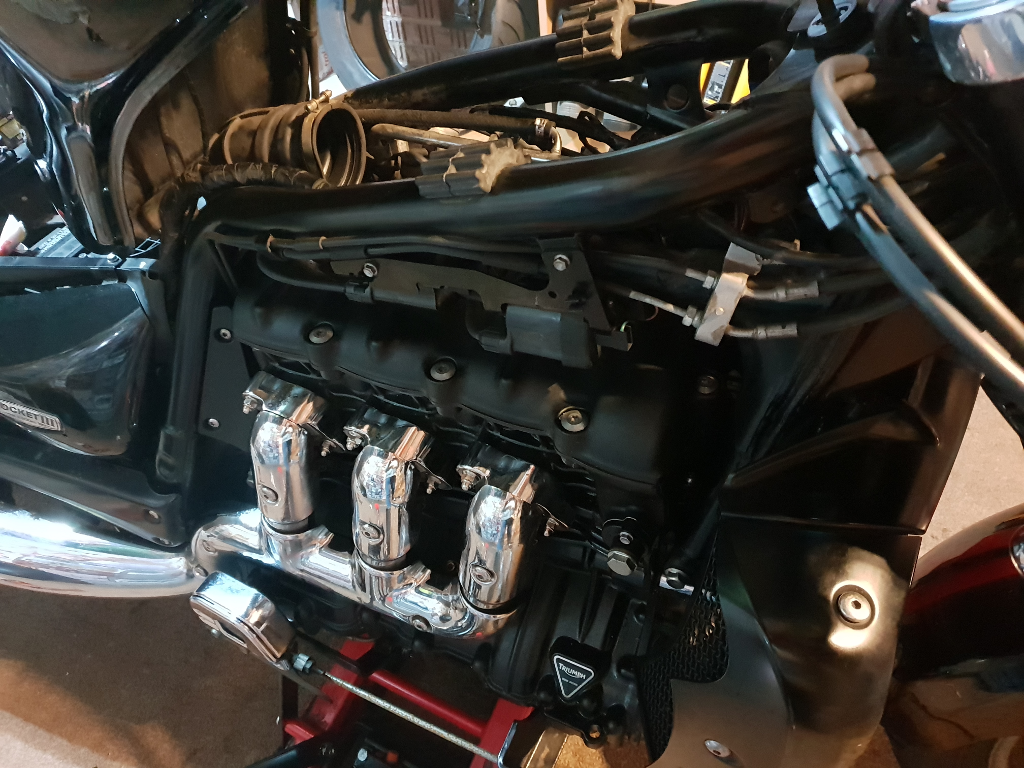 Triumph Rocket III Roadster leaking cam cover gasket Tales from the IT side